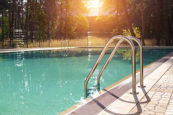 Bei den heißer werdenden Sommer wünscvht man sich einen Pool im Garten (©Foto:: iStock Kyryl Gorlov)